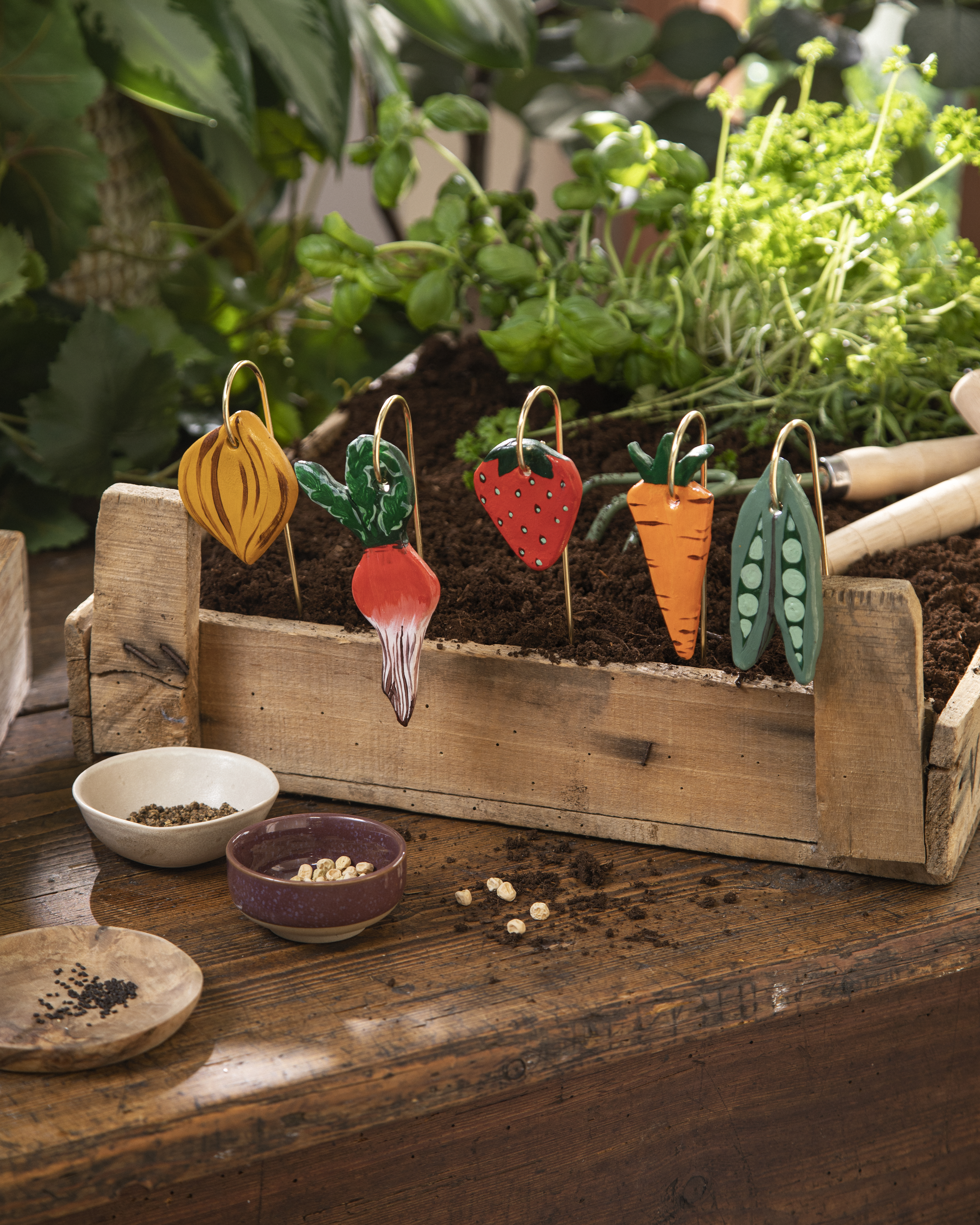 Air Dry Clay Plant Markers With Cute Motifs (2)