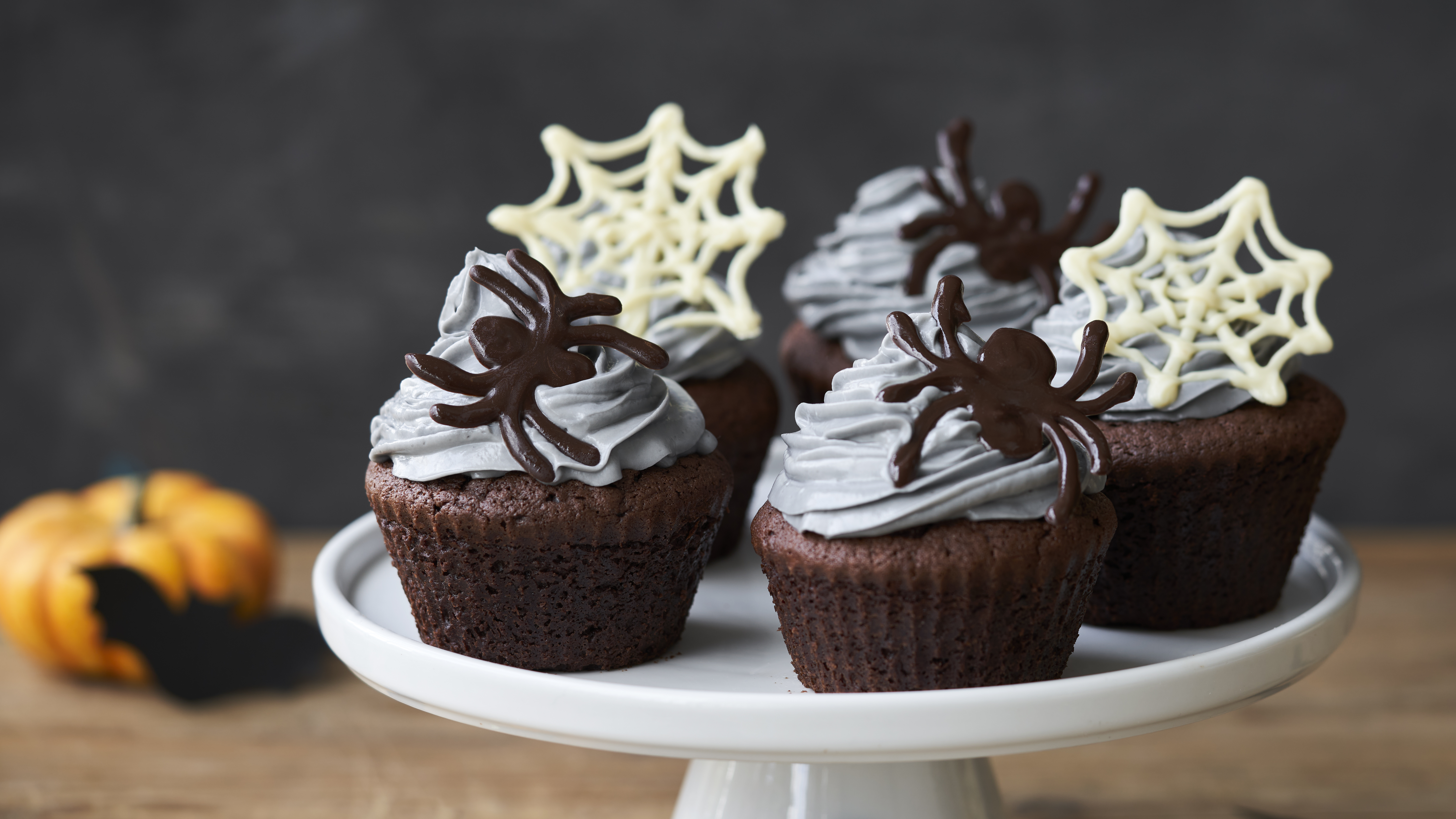 Muffins With Buttercream And Chocolate Spiders DIY From Sostrene Grene (1)