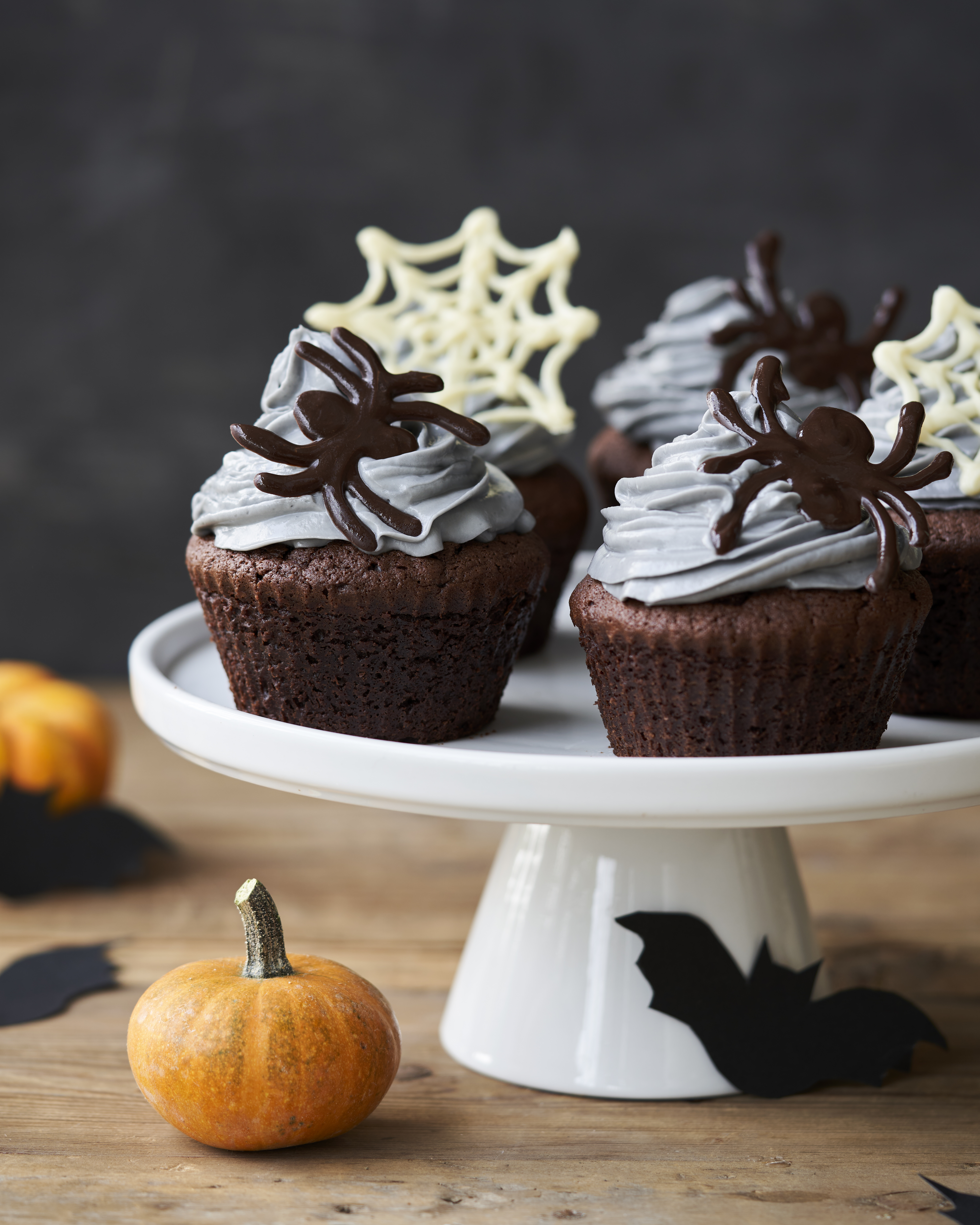 Muffins With Buttercream And Chocolate Spiders DIY From Sostrene Grene (2)